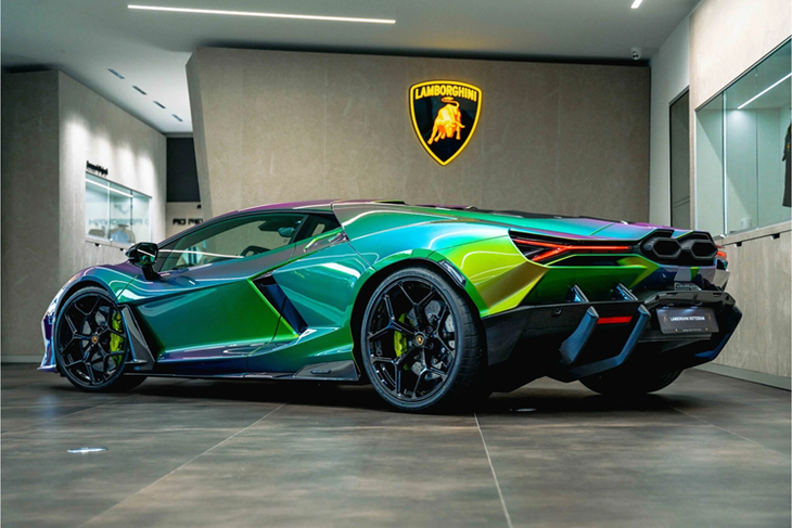 Siêu xe Lamborghini Revuelto có tông màu ngoại thất đặc biệt này được đăng ký lần đầu vào tháng 6/2024, mức odo hiện tại 1.132 km. Hiện tại mức giá không được tiết lộ. Tại Việt Nam, siêu xe hybrid Revuelto được nhà phân phối chính hãng từ 44 tỷ đồng.