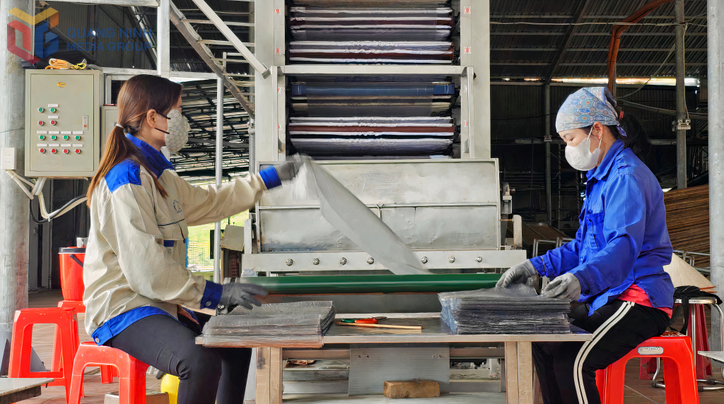 Producing cellophane noodles at Binh Lieu Trading and Service Joint Stock Company.