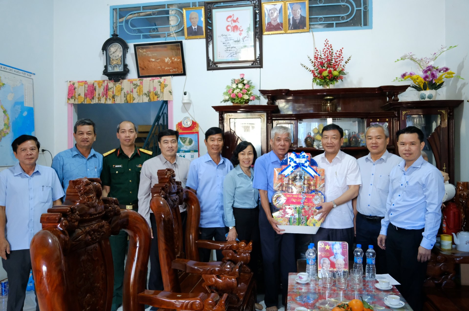 Die Delegation überreichte der Familie des Kriegsinvaliden Vu Duc Nhuan Geschenke.