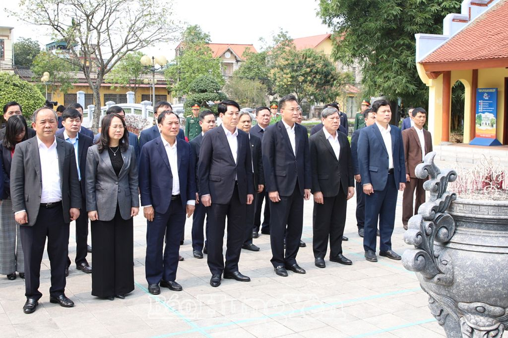  ประธานาธิบดีเลือง เกวง และคณะร่วมจุดธูปเทียนที่อนุสรณ์สถานเลขาธิการเหงียน วัน ลินห์ ในตำบลเหงียน วัน ลินห์ (เยนมี)