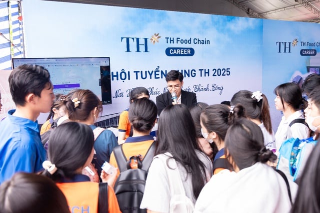 Hàng nghìn sinh viên tìm việc, kết nối cùng anh chị cựu sinh viên tại HUTECH ALUMNI JOB FAIR 2025 - Ảnh 1.