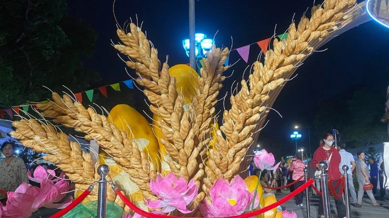 More than 140 booths participate in the 3rd Vietnam Bread Festival photo 1