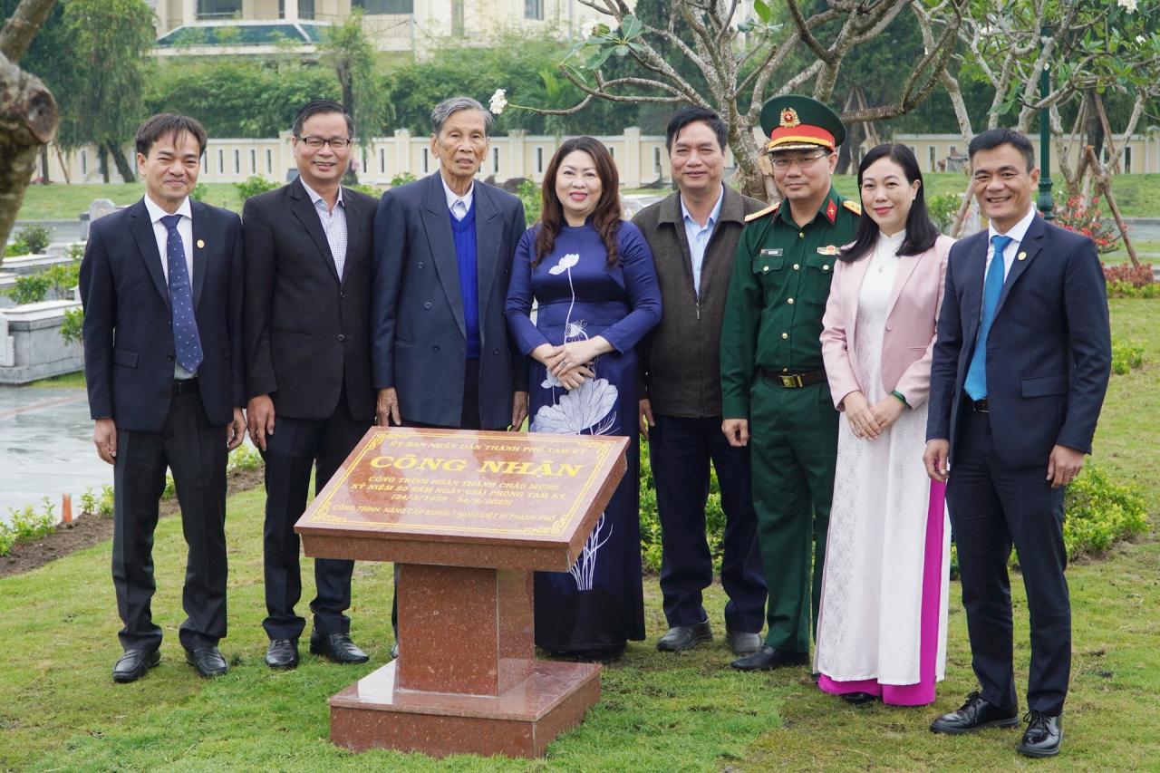 Leaders and former leaders of the province and Tam Ky city perform the stele installation ceremony at the Tam Ky City Martyrs Cemetery. Photo: PHAN VINH.jpg