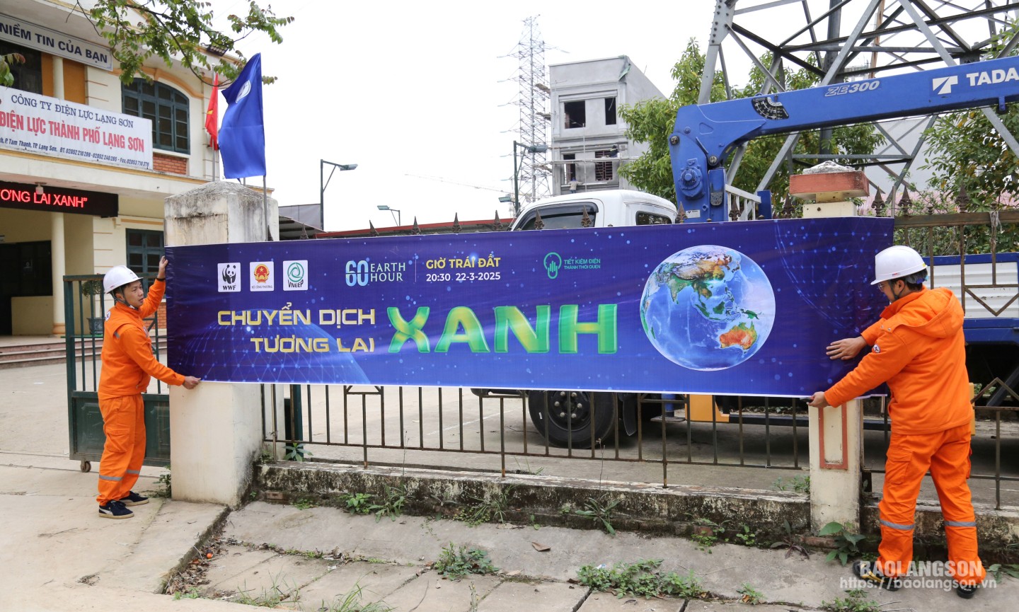 Lang Son City Electricity officials hang banners to promote Earth Hour 2025