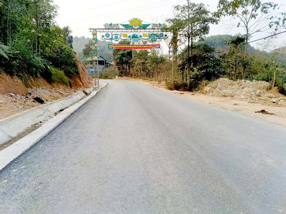 The section bordering Tan Nam commune (Quang Binh) and Khuon Lung commune (Xin Man) has been paved, creating convenience for people to travel.