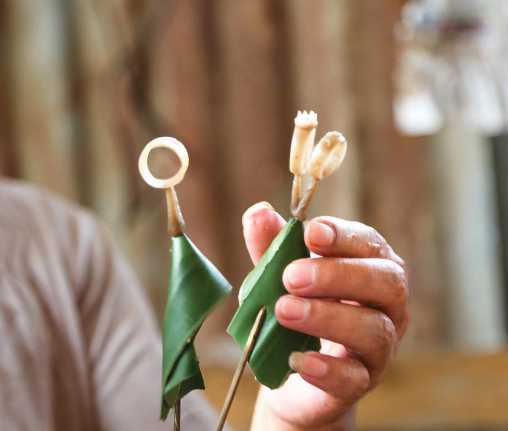 チュル族は、陶器作りや銀の指輪の鋳造など、長年受け継がれてきた伝統工芸を今も守り続けています。