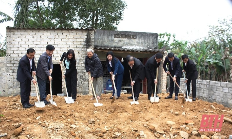 Các đồng chí lãnh đạo tỉnh dự Lễ khởi công xây dựng nhà cho hộ nghèo, gia đình chính sách, hộ còn khó khăn về nhà ở tại các địa phương