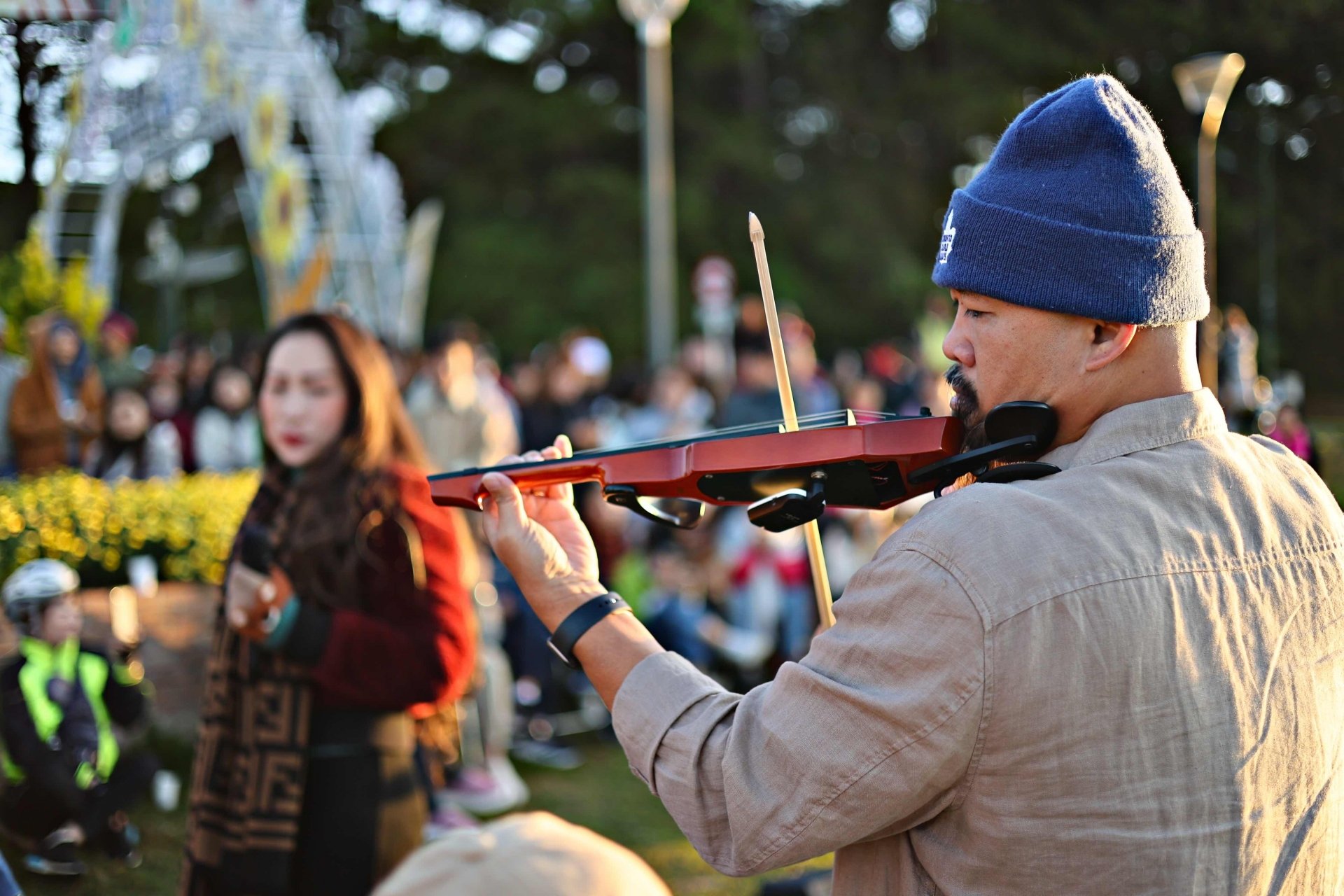 นักดนตรี Truong Le Son เล่าว่า: การแสดง Dalat 5am ไม่ใช่การแสดงบนเวทีอันยิ่งใหญ่ที่มีแสงไฟสว่างไสวหรือวงออเคสตรามืออาชีพ เป็นมุมเล็กๆ ที่เงียบสงบของเมืองดาลัต ซึ่งเป็นที่ที่ผู้คนที่รักดนตรี รักความเย็นสบายในยามเช้า และรักหมอกบางๆ ที่ปกคลุมทะเลสาบมารวมตัวกัน  ไม่ต้องมีตั๋ว ไม่ต้องมีที่นั่ง VIP ขอแค่หัวใจที่เต้นตามทำนองเพลง และพระอาทิตย์ขึ้นที่ดาลัตก็เพียงพอที่จะทำให้คุณเมาได้แล้ว หากเธอไปที่นั่น เธอจะไม่เพียงแค่ได้ยินเสียงดนตรีเท่านั้น แต่ยังได้ยินลมหายใจของเมืองนี้ที่แสนโรแมนติกในทุกจังหวะอีกด้วย ดาลัตไม่ต้องอวดอ้าง แค่นี้ก็ทำให้คนจดจำไปตลอดชีวิตแล้ว