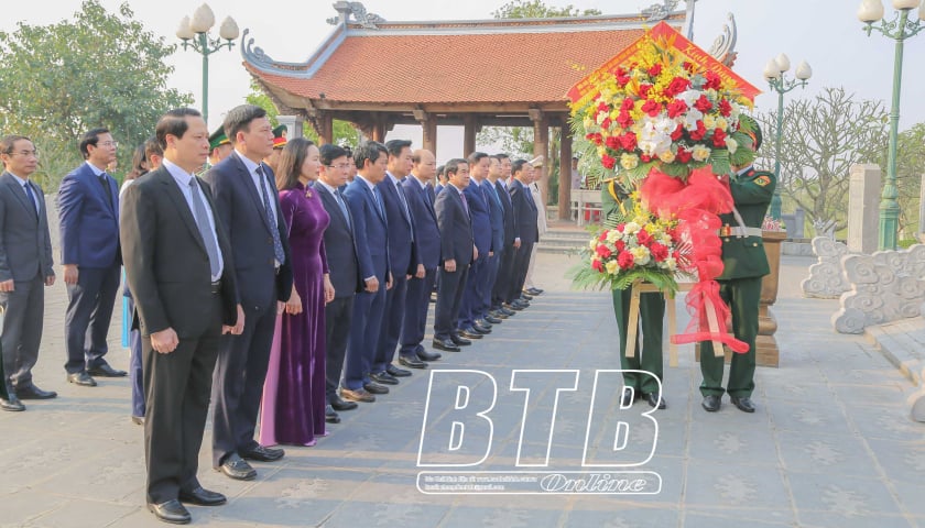 Offrande d'encens à la mémoire du président Ho Chi Minh, du camarade Nguyen Duc Canh, des mères vietnamiennes héroïques et des martyrs héroïques