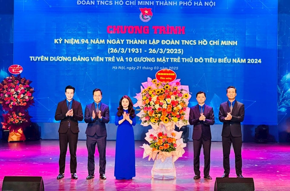 Bí thư Trung ương Đoàn, Chủ tịch Trung ương Hội Sinh viên Việt Nam Nguyễn Minh Triết tặng hoa chúc mừng Thành đoàn Hà Nội