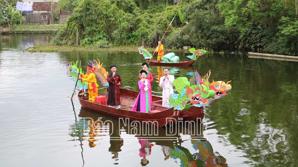 Chant du Cheo sur la rivière lors du festival « Chant paisible » dans le village de Qua Linh, commune de Thanh Loi.