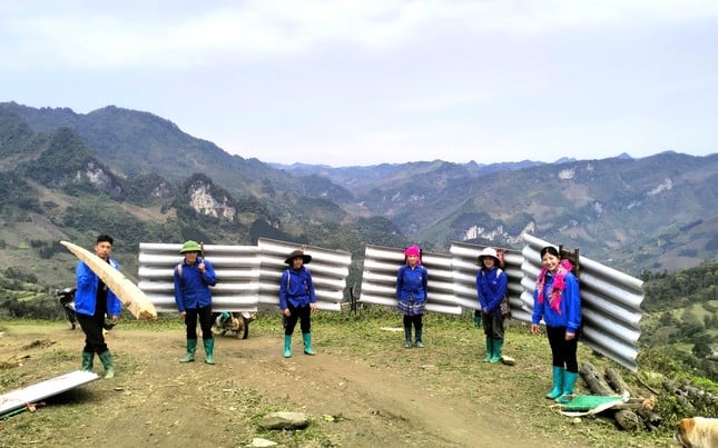 Lao Cai youth carry materials, cross steep passes to help people remove temporary houses photo 1