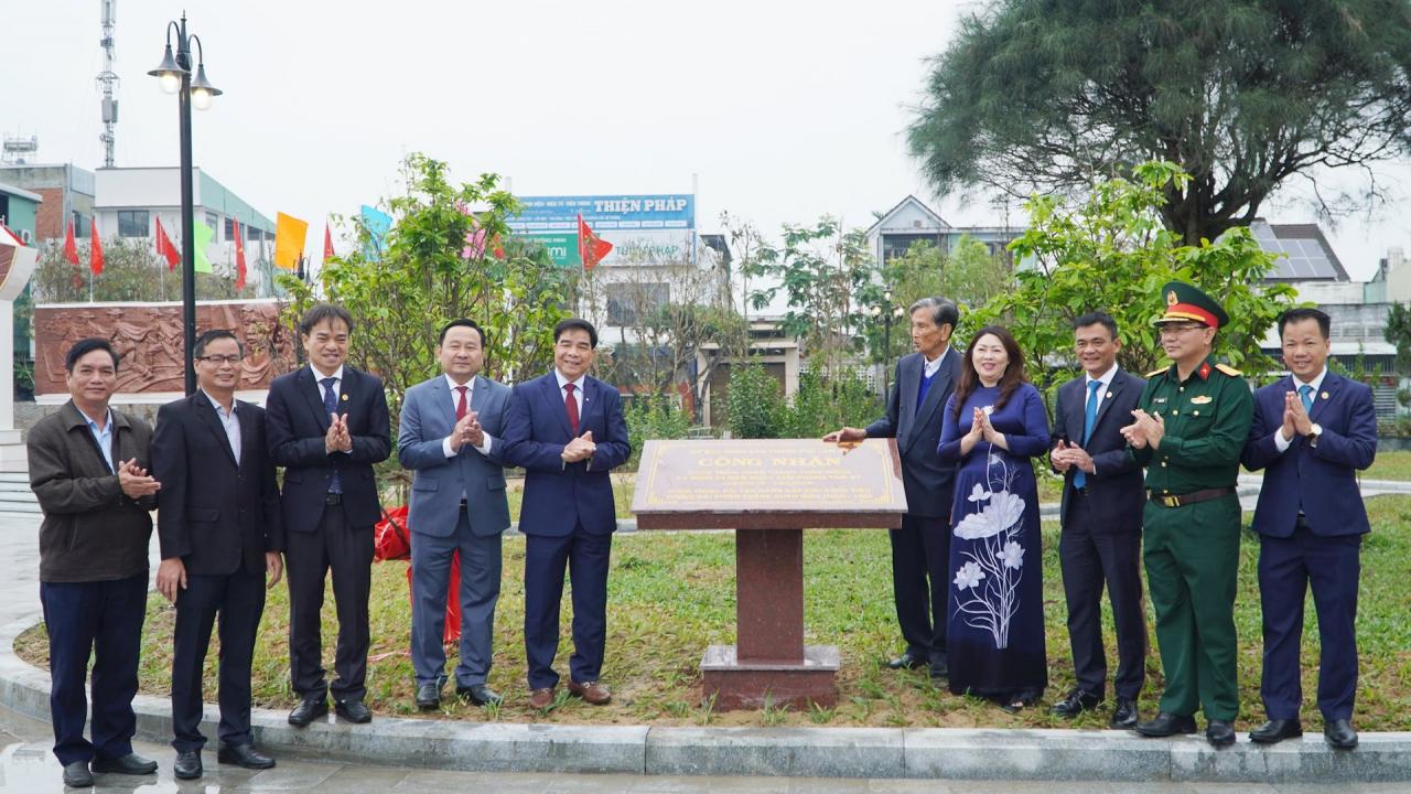 Leaders and delegates perform the inauguration ceremony of the upgraded Mau Than 1968 Victory Monument. Photo: PHAN VINH.jpg