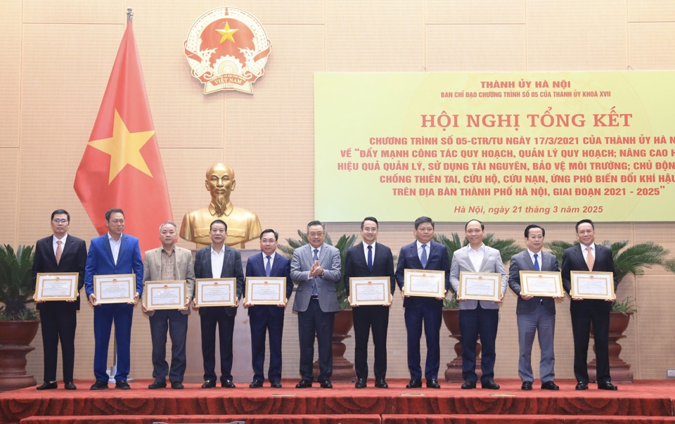 El presidente del Comité Popular de la Ciudad, Tran Sy Thanh, entregó Certificados de Mérito del Comité Popular de la Ciudad a 10 colectivos con logros sobresalientes en la implementación del Programa No. 05 del Comité del Partido de la Ciudad.