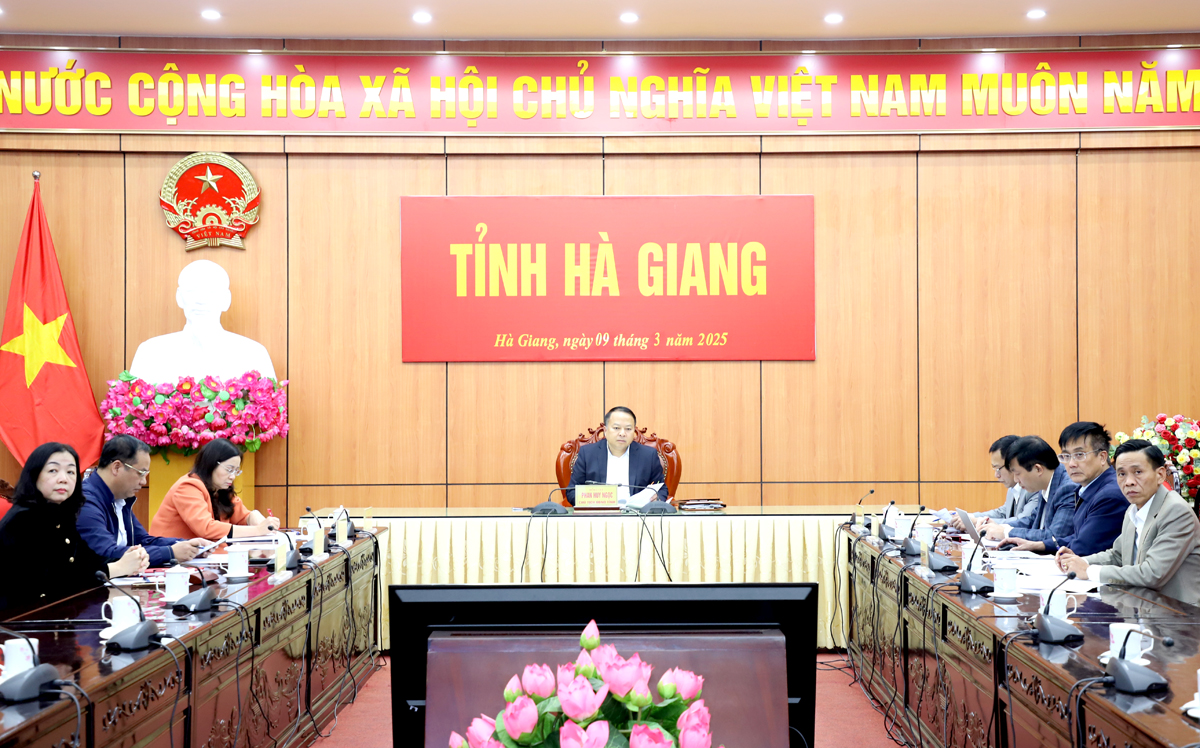 Delegados asistentes en el puente de Ha Giang.