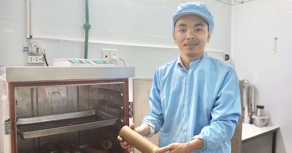 Le milliardaire de Da Nang a renoncé à des revenus élevés, 9X est retourné dans sa ville natale pour fabriquer des saucisses en tube de bambou, une spécialité, et s'est versé un salaire d'un milliard de dollars