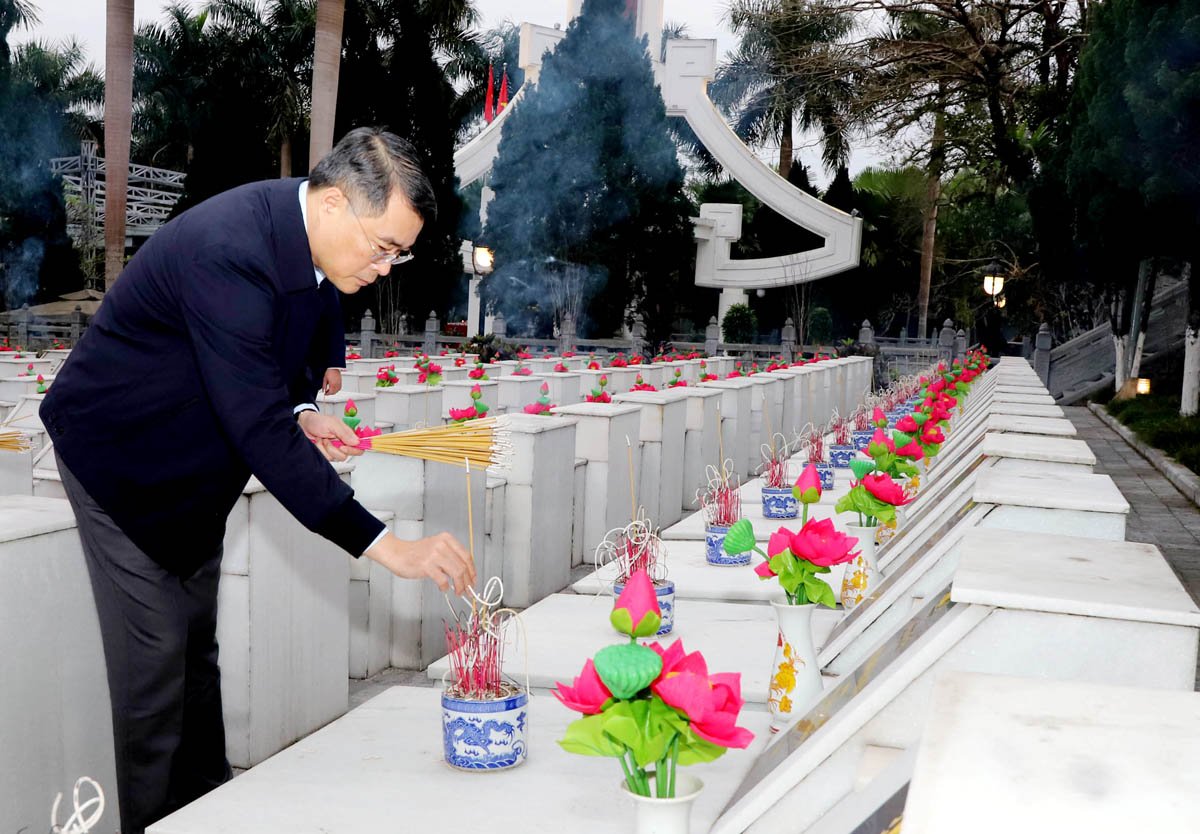 El jefe del Comité Organizador Central, Le Minh Hung, quemó incienso en las tumbas de los mártires heroicos.