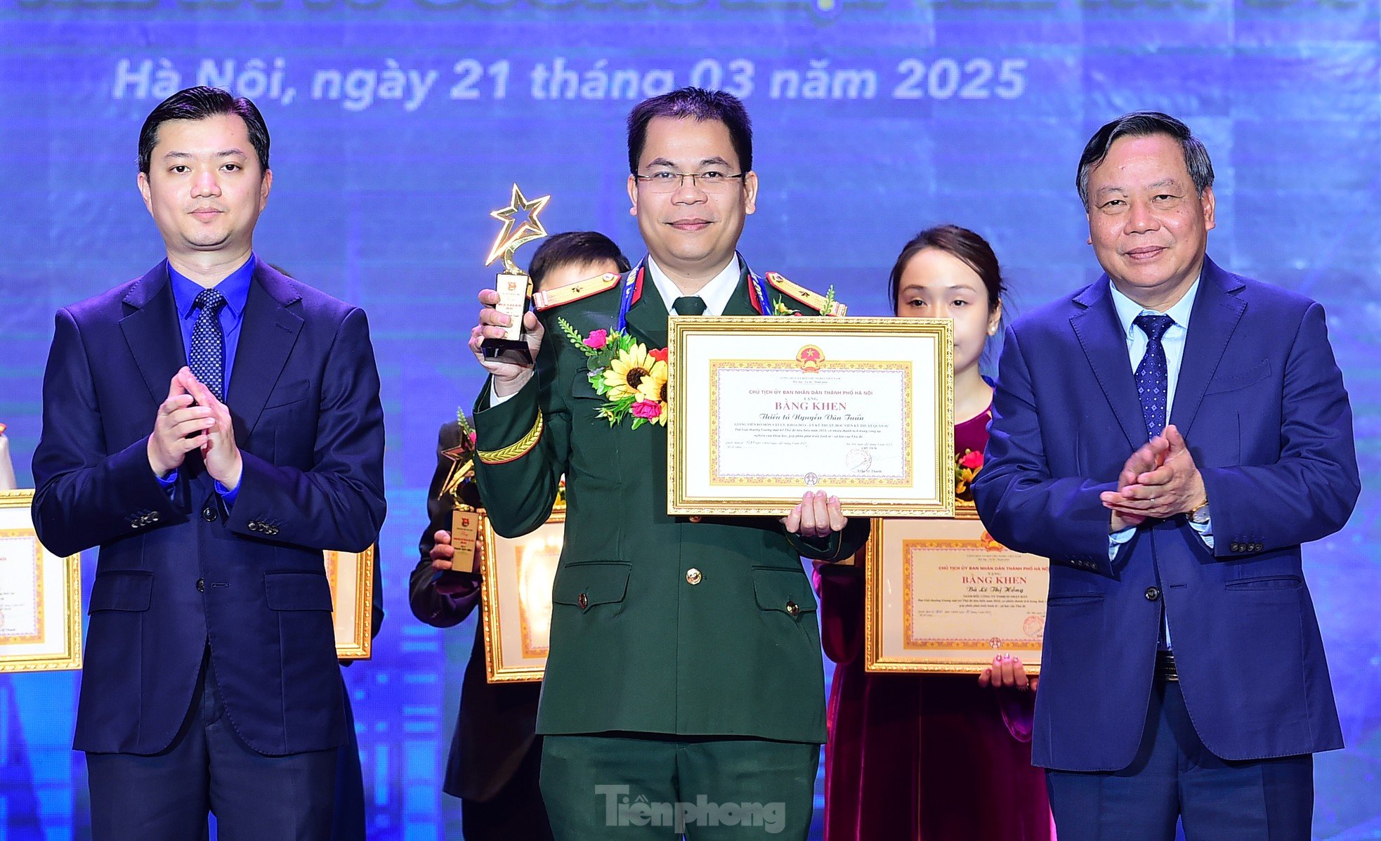 La actriz Bao Thanh y la profesora asociada más joven de Vietnam fueron honradas como Rostros Jóvenes Destacados de la Capital 2024 foto 19