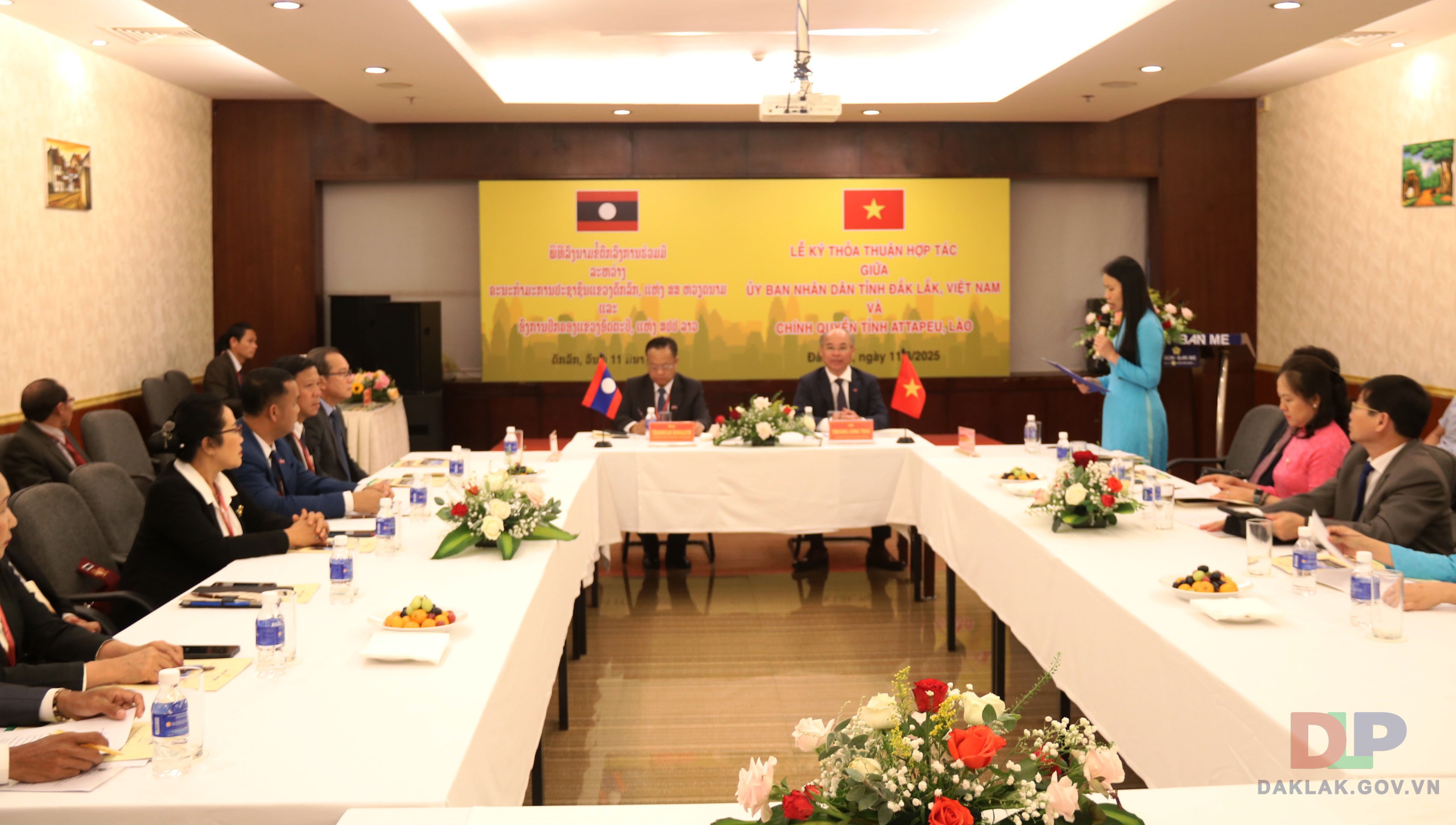 Ceremonia de firma del acuerdo de cooperación entre el Comité Popular Provincial de Dak Lak y el Gobierno Provincial de Attapeu (República Democrática Popular Lao)