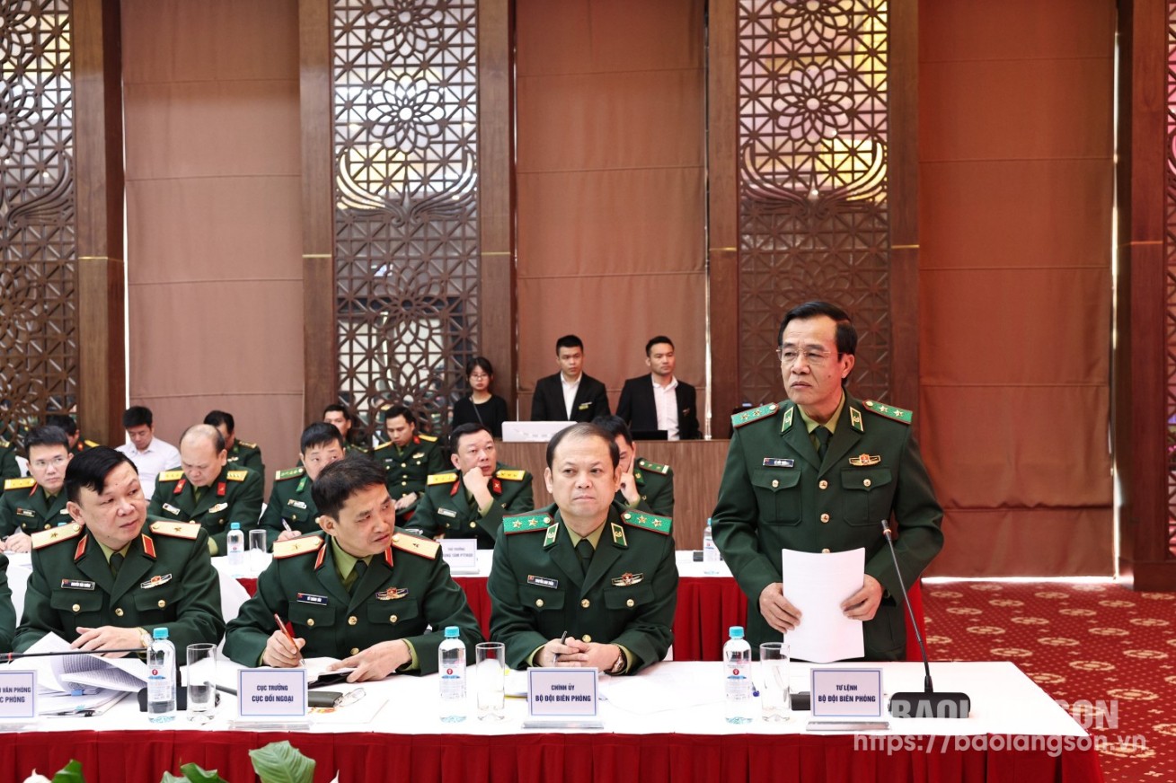 Border Guard Command leaders speak at the meeting