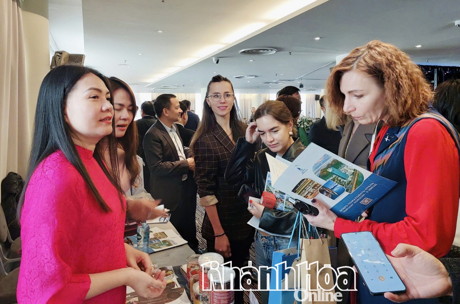 Representantes de las empresas turísticas de Khanh Hoa presentan productos a representantes de las agencias de viajes de la Federación de Rusia.