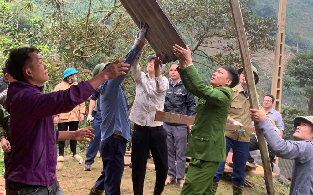 Funcionarios y habitantes de la comuna de Mo Vang, distrito de Van Yen, se unen para ayudar a las personas a retirar las casas temporales y en ruinas.