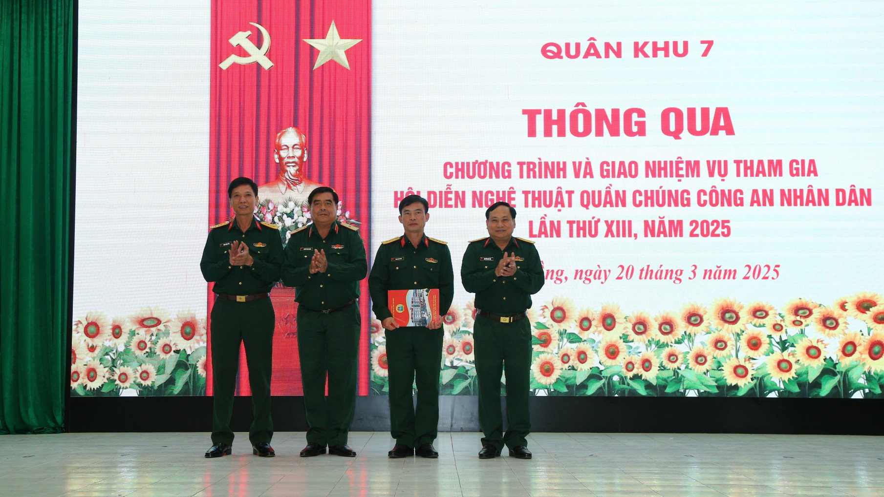 Thủ trưởng các đơn vị thuộc Quân khu 7 trao quà động viên Đoàn Nghệ thuật quần chúng của LLVT tỉnh Lâm Đồng