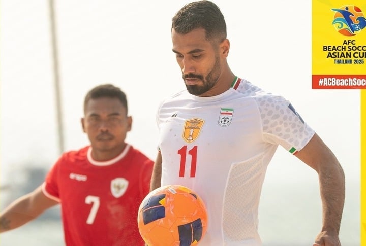 Irán (camiseta blanca) derrotó fácilmente a Indonesia.