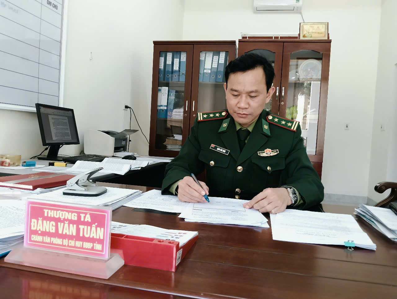 Received 446 million VND transferred by mistake, border guard officer finds owner to return