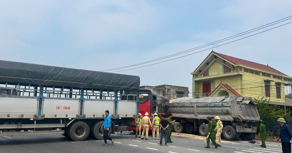 1번 고속도로에서 승용버스가 트럭과 트랙터와 충돌, 8명 병원 이송