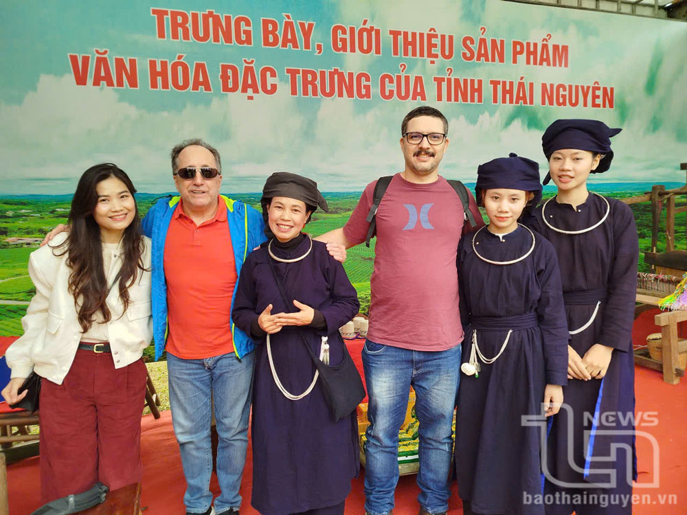 Los turistas extranjeros toman fotografías de recuerdo en el stand de la delegación de Thai Nguyen.