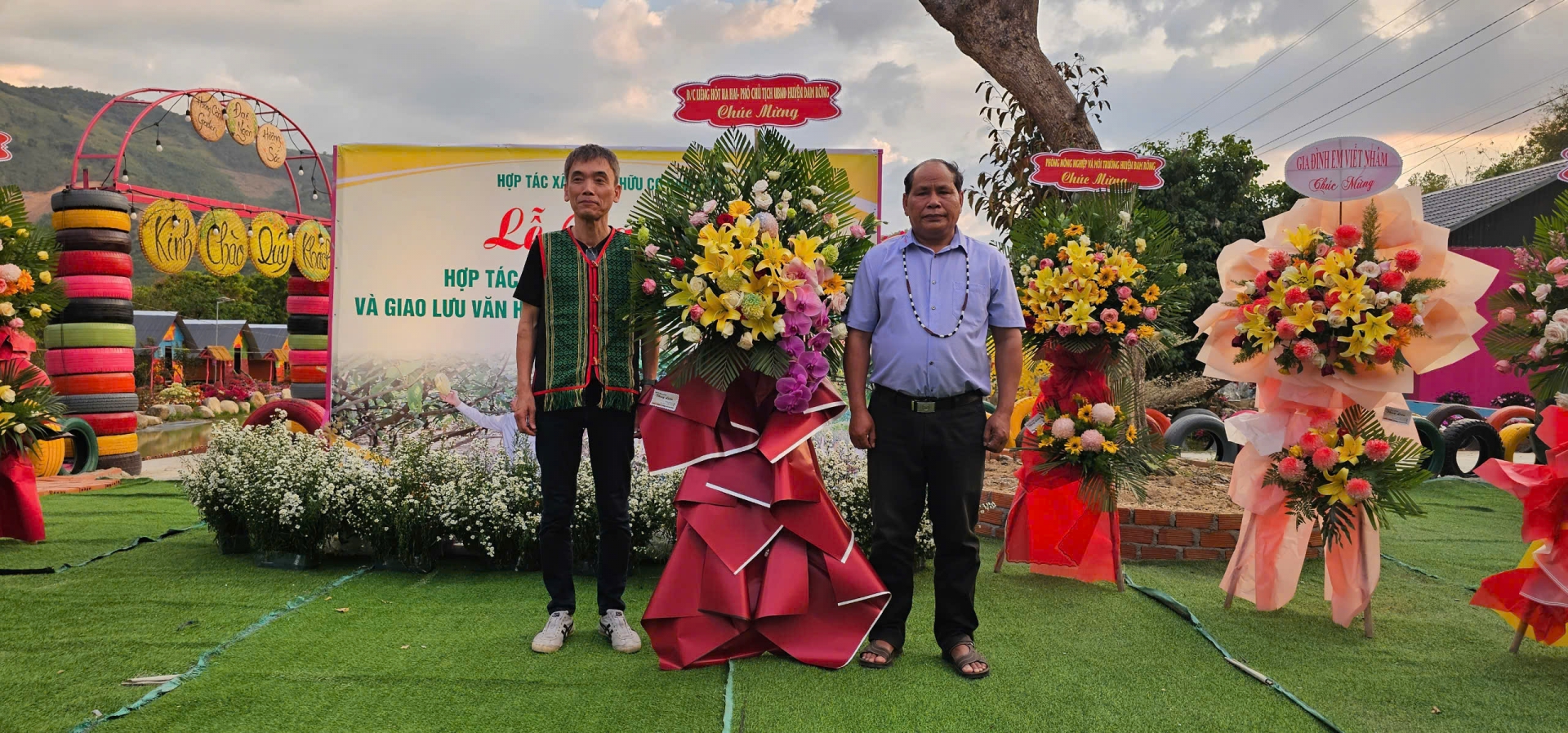 El Sr. Lieng Hot Ha Hai, Vicepresidente del Comité Popular del Distrito, presentó flores para felicitar al Sr. Nozawa Hiroki, a sus socios y a la Cooperativa de Cacao Orgánico Dam Rong por su estrecha cooperación.