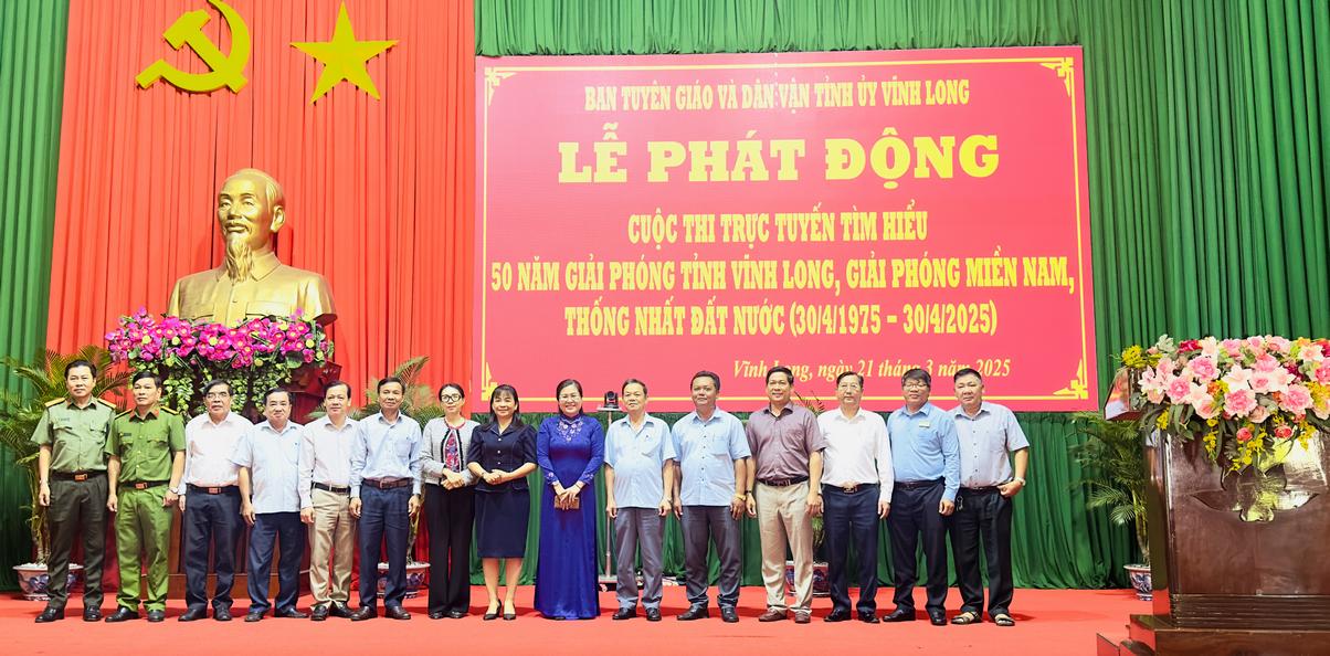 Leaders of the Provincial Party Committee's Propaganda and Mass Mobilization Department and leaders of provincial departments, branches and sectors responded to and launched the contest.