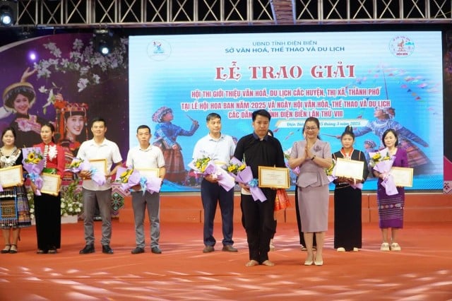 Cérémonie de remise des prix des activités culturelles dans le cadre du Festival des fleurs de Ban 2025 et du 8e Festival de la culture, des sports et du tourisme de la province de Dien Bien