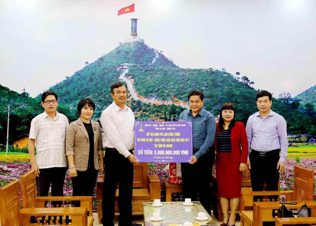 The Fatherland Front of Ba Ria - Vung Tau province awarded 5 billion VND to support social security programs in the province.