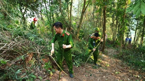 More than 300 officers and soldiers of Tuyen Quang Police controlled the fire at Nghiem mountain.