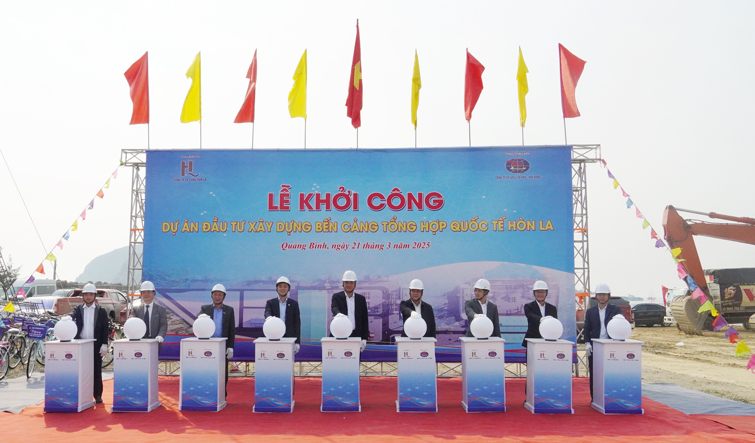 Politiker der Provinz Quang Binh, Investoren und Delegierte führten die Grundsteinlegungszeremonie für das Hon La International Port Project durch.