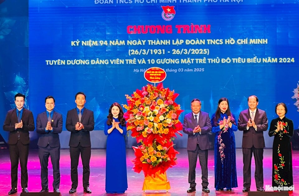 Lãnh đạo TP Hà Nội tặng hoa chúc mừng kỷ niệm 94 năm Ngày thành lập Đoàn TNCS Hồ Chí Minh