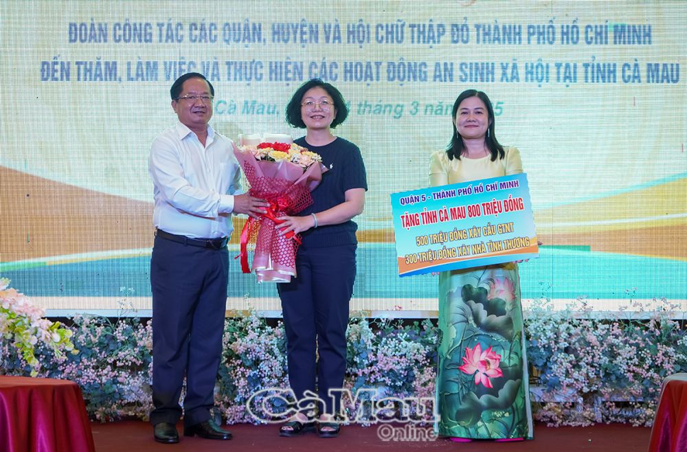 10/ Bà Huỳnh Ngọc Nữ Phương Hồng, Bí thư Quận uỷ Quận 5, trao bảng tượng trưng 800 triệu đồng hỗ trợ Cà Mau xây dựng 1 cây cầu nông thôn (trị giá 500 triệu đồng) và 300 triệu đồng xây nhà tình thương (do Công ty RITA Võ tài trợ) cho lãnh đạo MTTQ tỉnh Cà Mau.