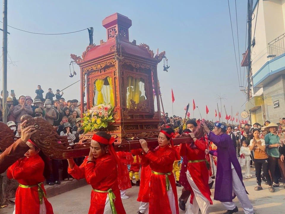 Dès le petit matin, des milliers de personnes de la commune de Ngu Loc et des touristes des communes voisines étaient présents et participaient au festival. Des foules de gens se bousculaient, suivant pas à pas le cortège dans une atmosphère sacrée et solennelle. 