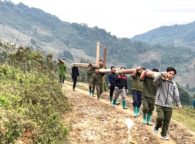 Lao Cai youth carry materials, cross steep passes to help people remove temporary houses photo 4