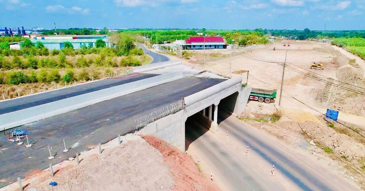 Prime Minister Pham Minh Chinh inspects the progress of the Bien Hoa - Vung Tau expressway project.