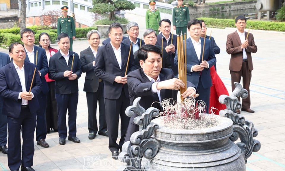 El Presidente Luong Cuong ofrece incienso en el lugar conmemorativo del Secretario General Nguyen Van Linh; Casa Conmemorativa del Teniente General Nguyen Binh; Templo de la Sra. Hoang Thi Loan, madre del presidente Ho Chi Minh