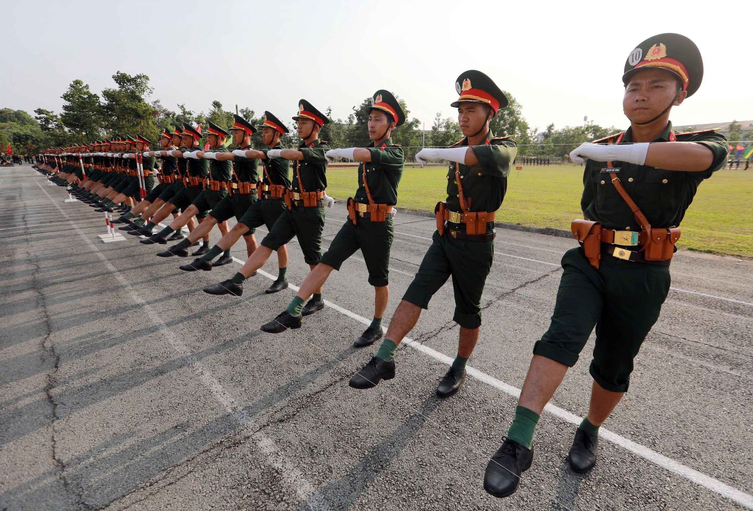 50 años de reunificación nacional: Impresionante práctica de desfile en el Cuerpo de Ejército 34 - Foto 12.