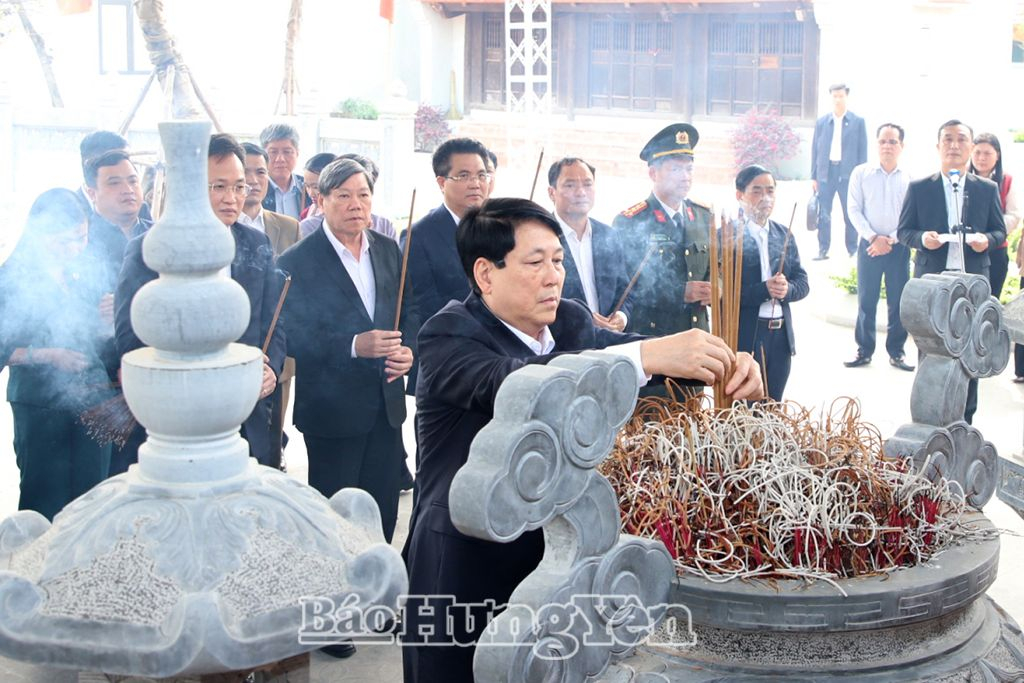 ประธานาธิบดีเลือง เกวง และคณะร่วมจุดธูปเทียนที่ศาลเจ้านางฮวง ถิ โลวน มารดาของประธานโฮจิมินห์ ในตำบลด่งเตียน (คอยโจ่ว)