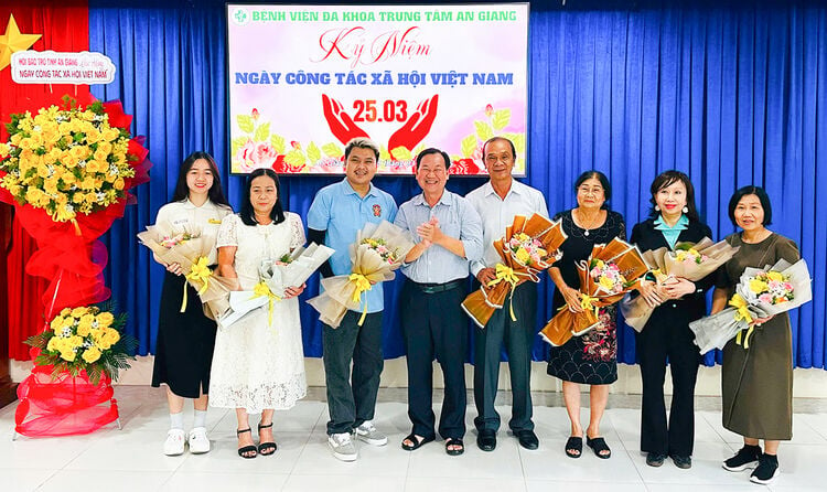 L'hôpital général central d'An Giang célèbre la Journée du travail social au Vietnam