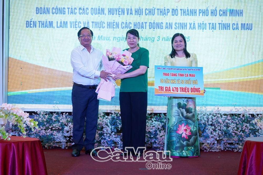 12/ Bà Lê Thị Kim Hồng, Bí thư Quận uỷ quận Tân Phú, trao bảng tượng trưng 6 căn nhà và 50 suất quà với tổng trị giá 470 triệu đồng cho lãnh đạo MTTQ tỉnh Cà Mau.