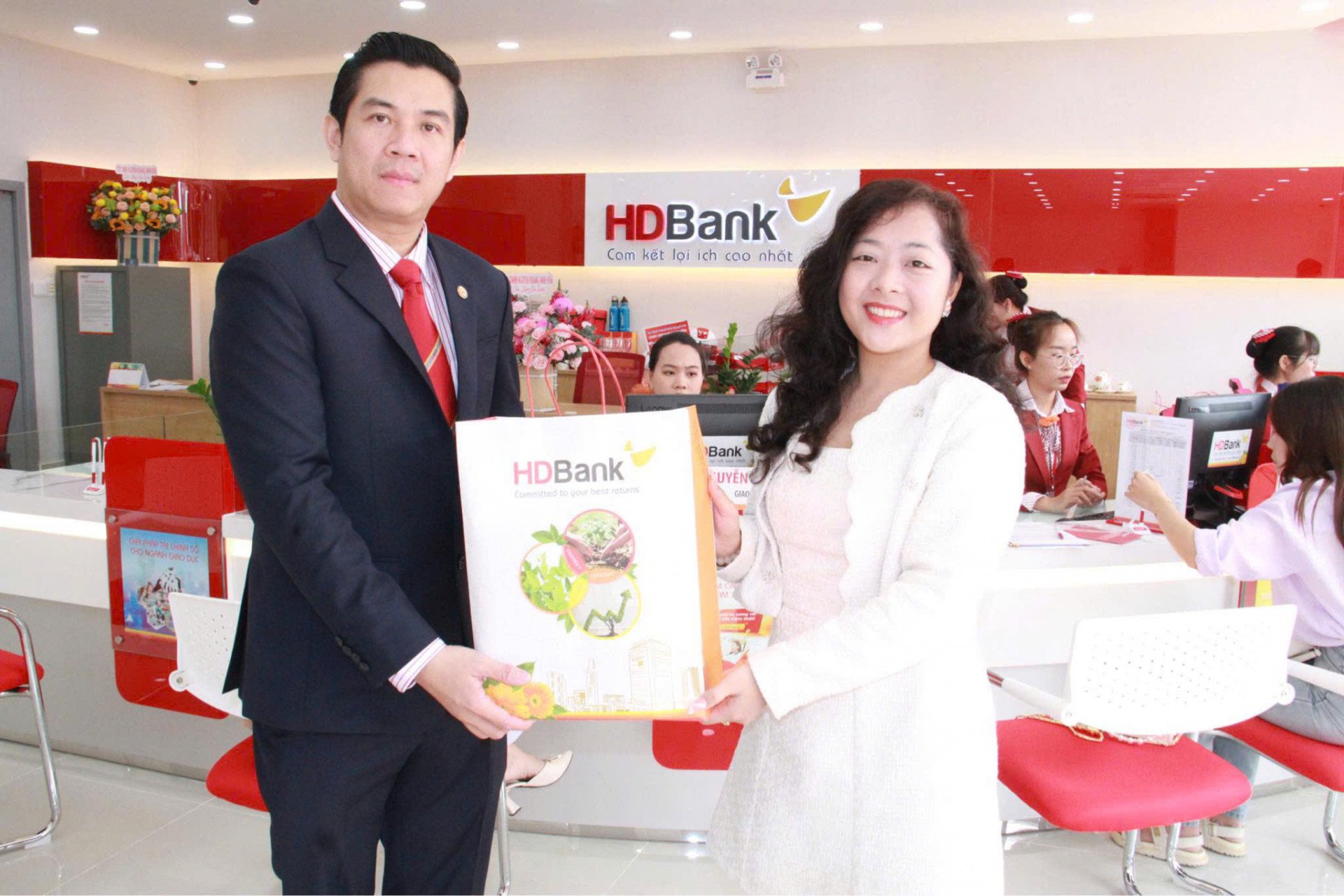 Trao quà cho khách hàng giao dịch tại chi nhánh HDBank Ninh Hòa