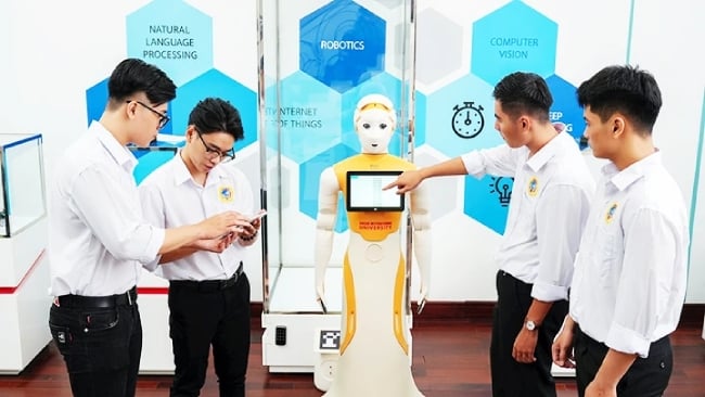 AI is reshaping many industries, what should Vietnam do to attract human resources?