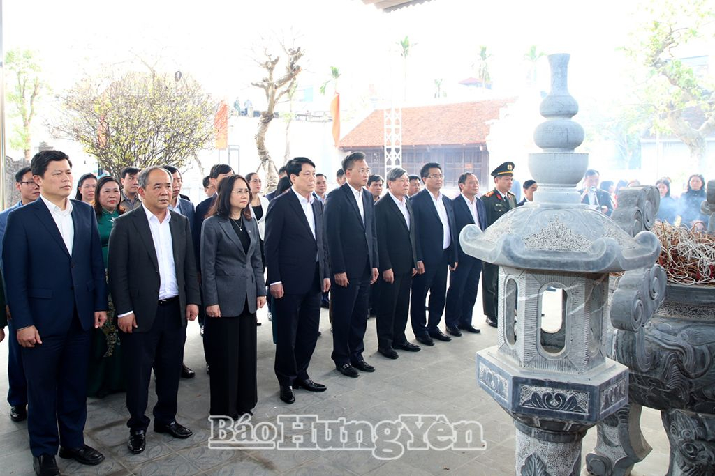   ประธานาธิบดีเลือง เกวง และคณะร่วมจุดธูปเทียนที่ศาลเจ้านางฮวง ถิ โลวน มารดาของประธานโฮจิมินห์ ในตำบลด่งเตียน (คอยโจ่ว)